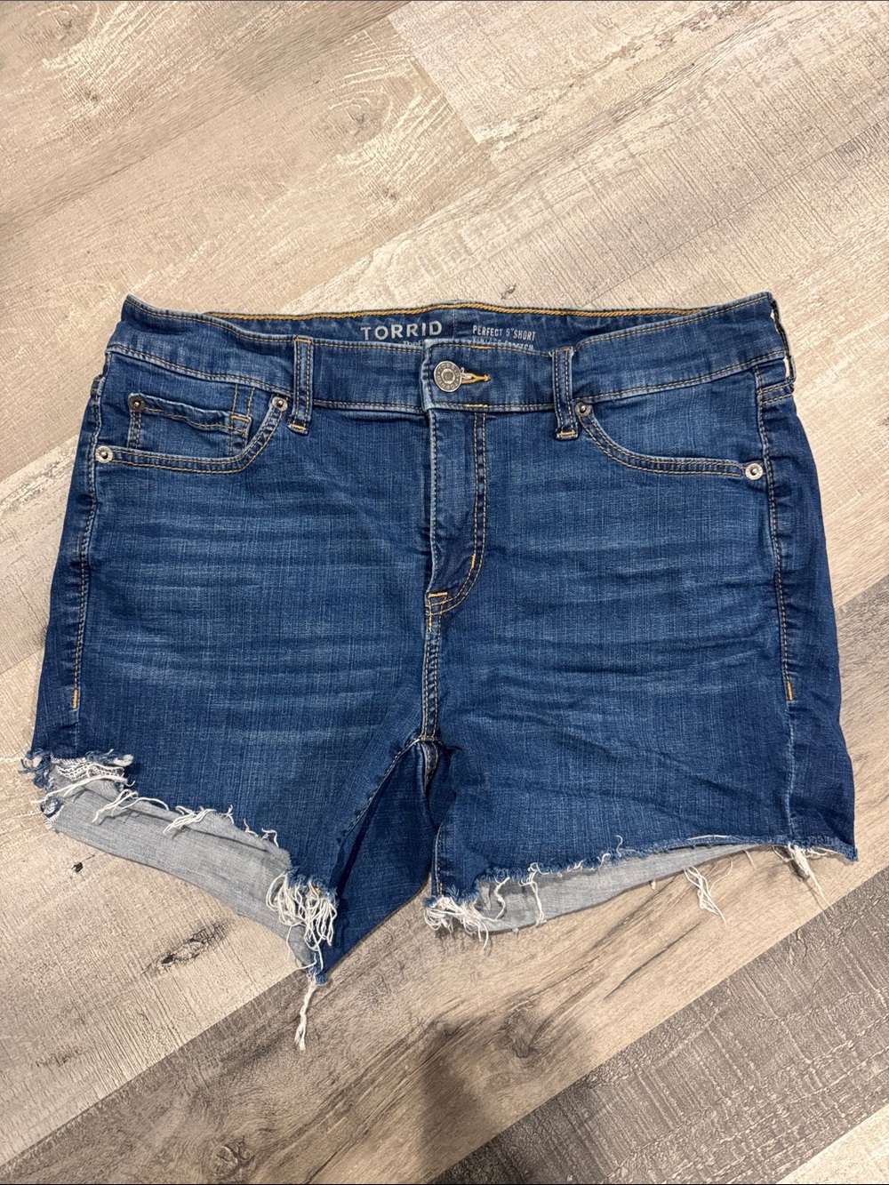 Like New Women’s Torrid Indigo Frayed Hem Denim Cutoff Shorts